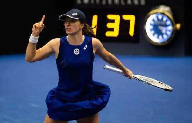 穆斯卡特获赠定制竹刻画像，印有本人形象和冠军奖杯