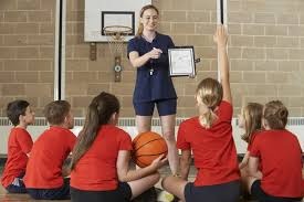 惊险！曲靖一疯牛失控闯入街道，受惊后仍在路面上狂奔……